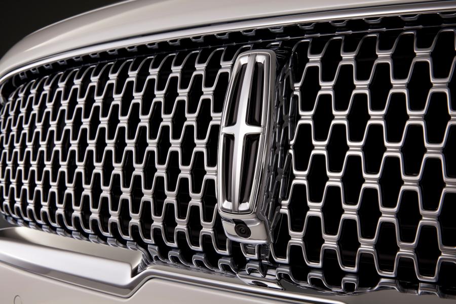 Логотип Lincoln Continental Black Label 2017 года  (фото 27 из 27)